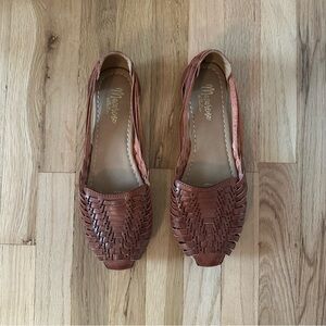 Macarena Collection Women's Brown Woven Leather Huaraches Flats